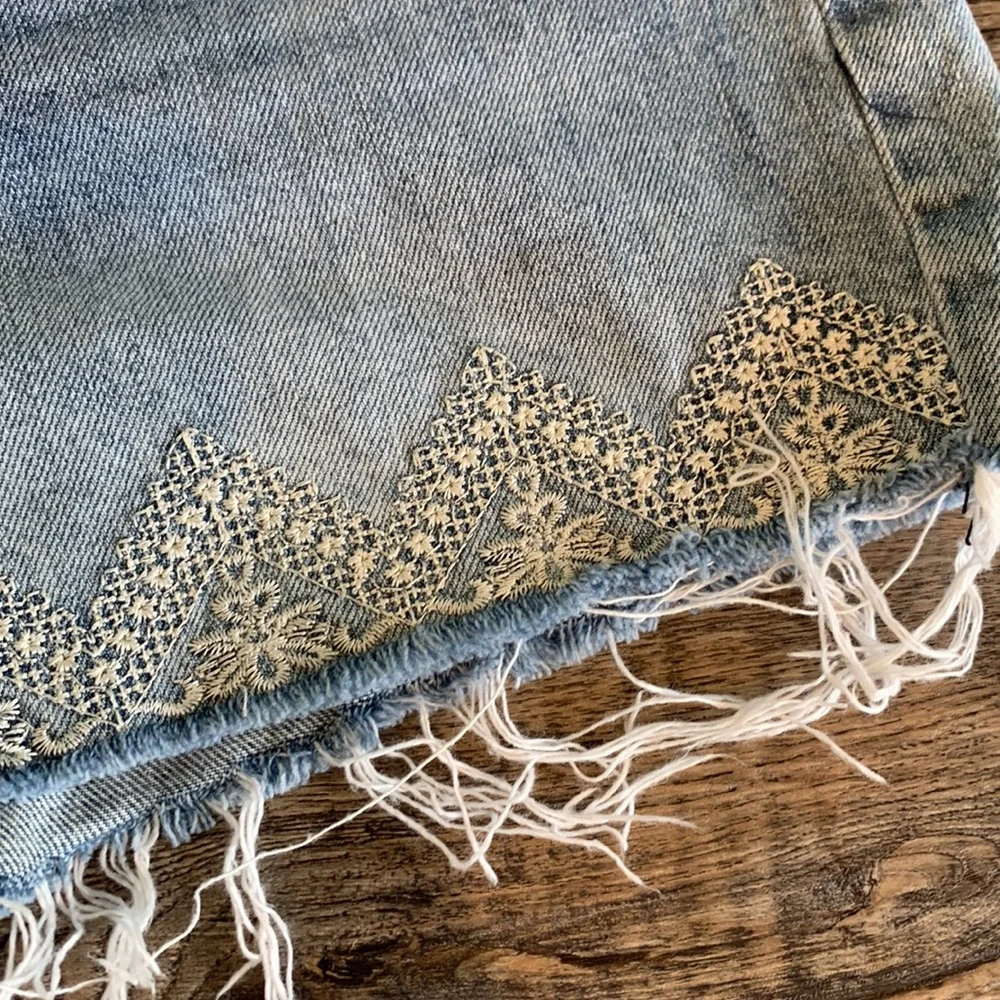 Lucky Brand Cutoff Jean Shorts 8/29 Embroidered - Picture 2 of 7